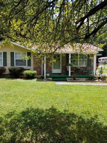 331 Woodbridge Rd, Oak Hill, WV 25901