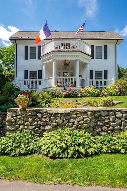 48 Sea St, Rockport, ME 04856