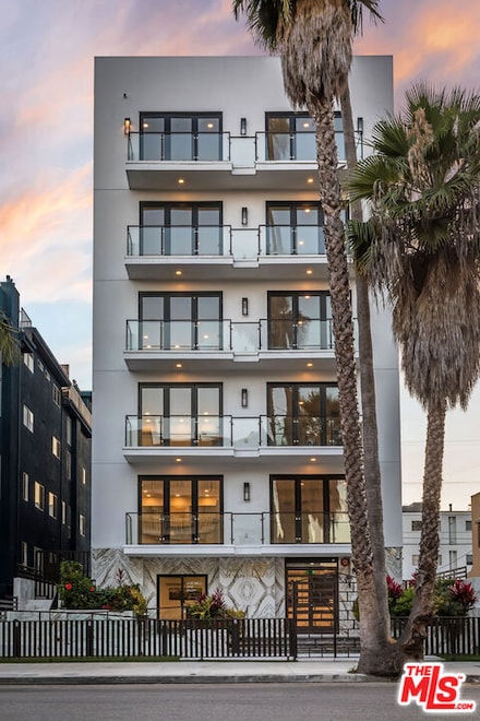 137 N Doheny Dr, West Hollywood, CA 90048