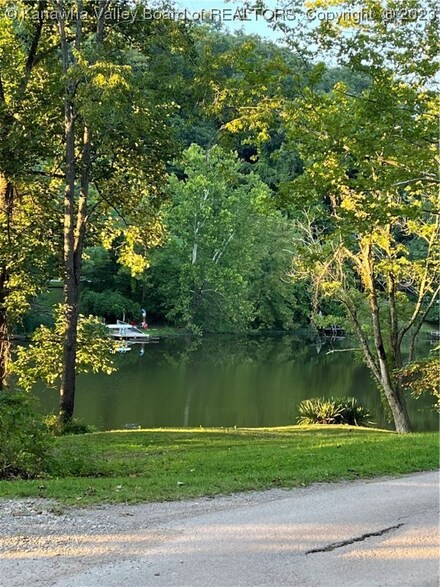 64 Lake Shore Dr, Cross Lanes, WV 25313