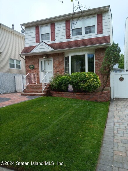 180 Tanglewood Dr, Staten Island, NY 10308