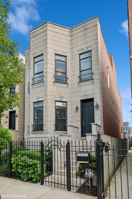 2209 W Erie St, Chicago, IL 60612