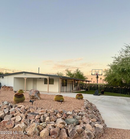 1155 N Camino Miraflores, Tucson, AZ 85745