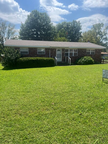 312 W Locust St, Salem, AR 72576