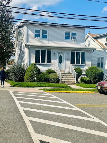821 Roosevelt Ave, Secaucus, NJ 07094