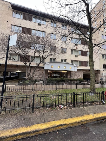 426 W Barry Ave Unit 211, Chicago, IL 60657