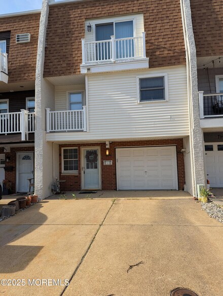 41 Village Rd, Sea Bright, NJ 07760