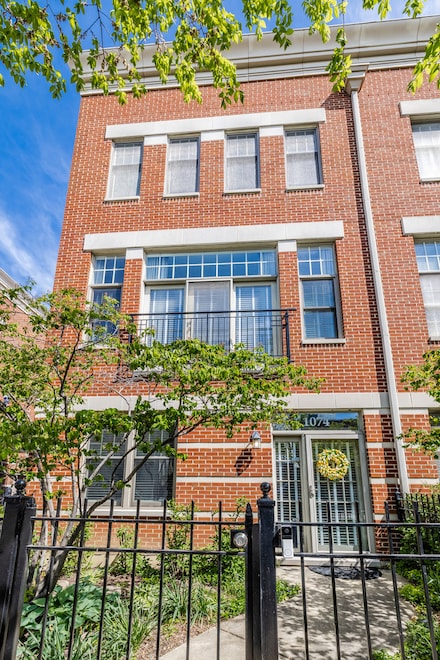 1074 W Fry St, Chicago, IL 60642