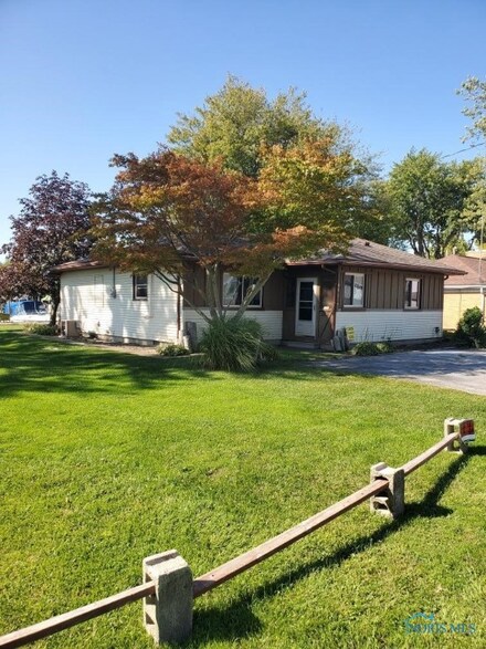 9520 W Hollywood Dr, Oak Harbor, OH 43449