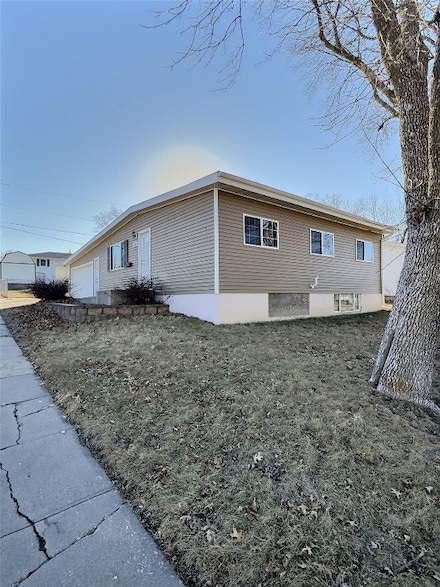 2270 26th St, Marion, IA 52302