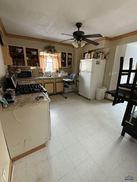 106 3rd Ave, Martin, SD 57551