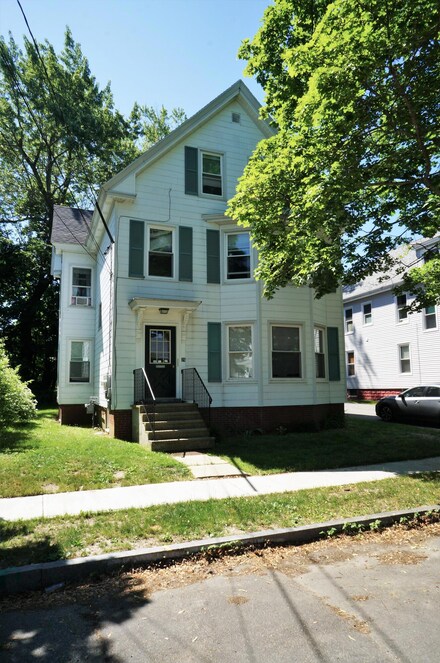 26 Maplewood St, Portland, ME 04103