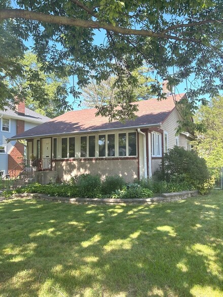 3137 Home Ave, Berwyn, IL 60402