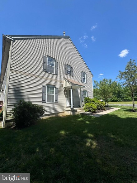 352 Hidden Dr, Blackwood, NJ 08012