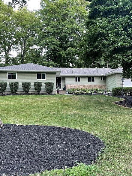 211 Heather Ln, Cortland, OH 44410