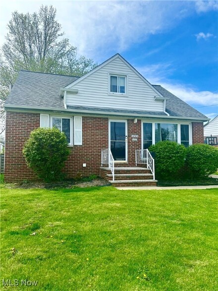 32323 Glen Arden Dr, Willowick, OH 44095