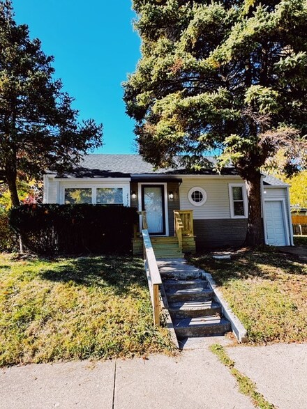 2432 W Ridgeland Ave, Waukegan, IL 60085
