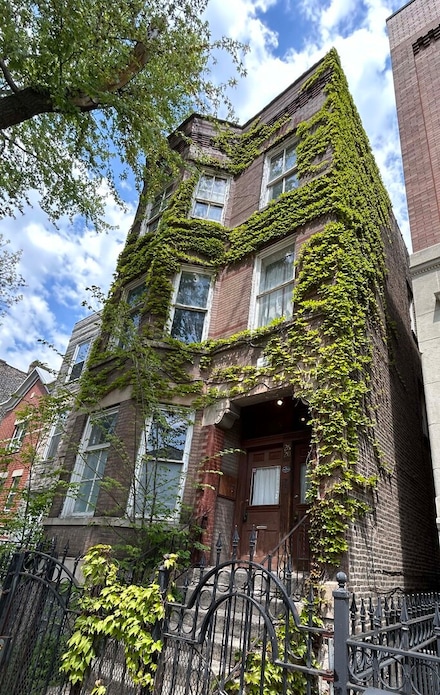 2620 W Evergreen Ave, Chicago, IL 60622