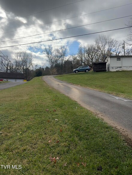1860 Forest View Dr, Kingsport, TN 37660