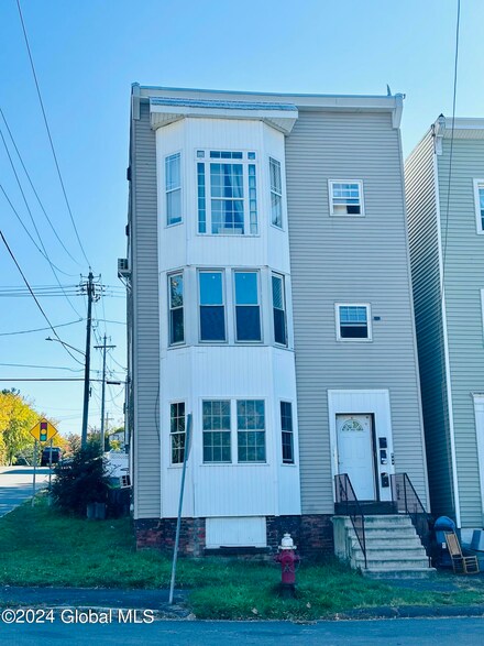 886 3rd Ave, Troy, NY 12182