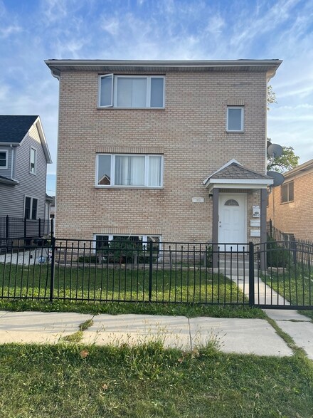 7611 W 62nd St, Summit, IL 60501