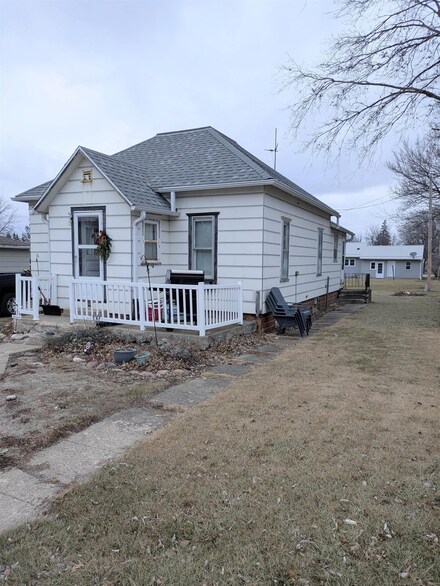 209 W 4th St, Wellsburg, IA 50680