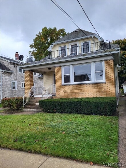 38 Meadowbrook Pkwy, Buffalo, NY 14206