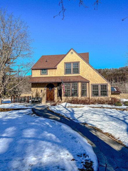 410 Winneshiek Ave, Decorah, IA 52101
