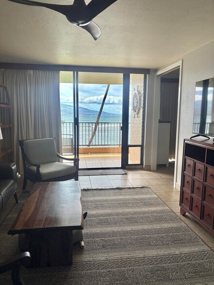 100 Hauoli St Unit 211, Wailuku, HI 96793