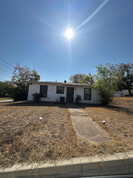 1924 Irma St, Fort Worth, TX 76104