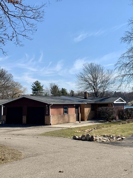 6126 W Sherman Lake Dr, Augusta, MI 49012