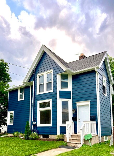 323 3rd St Unit 1, Libertyville, IL 60048