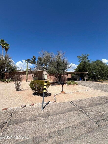 8817 E Lancaster Rd, Tucson, AZ 85715