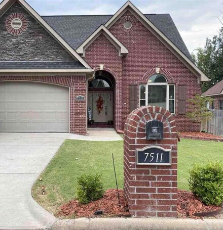 7511 Peach Blossom Ave, Benton, AR 72019