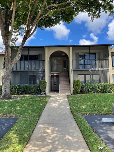 717 Sunny Pine Way Unit D2, Greenacres, FL 33415