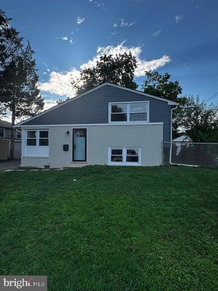 1005 10th Ave, Folsom, PA 19033