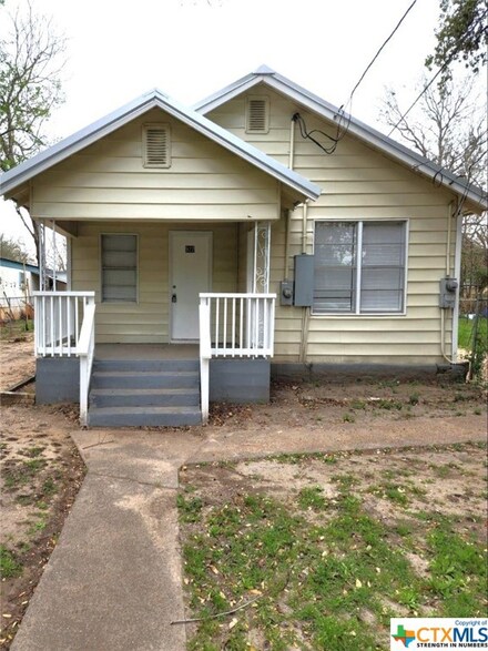 927 Cuero St, Gonzales, TX 78629
