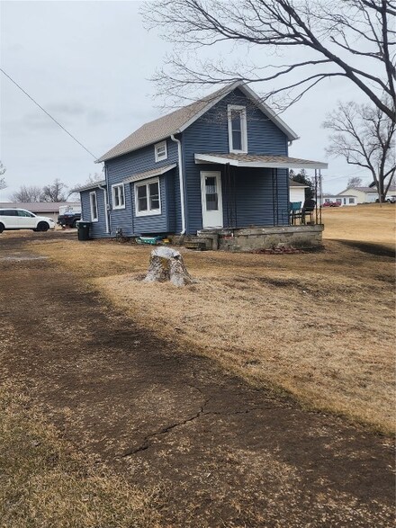 103 Brady St, Brooklyn, IA 52211