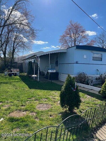 41 Bayshore Mobile Manor, Hazlet, NJ 07730