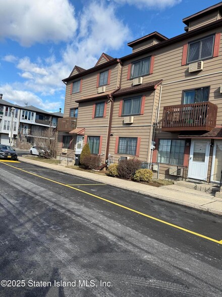 64 Lamped Loop Unit 127, Staten Island, NY 10314