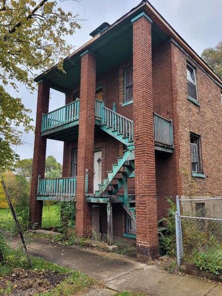 1521 Pierce St, Gary, IN 46407