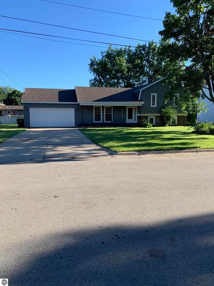 401 Forest Ave, Clare, MI 48617