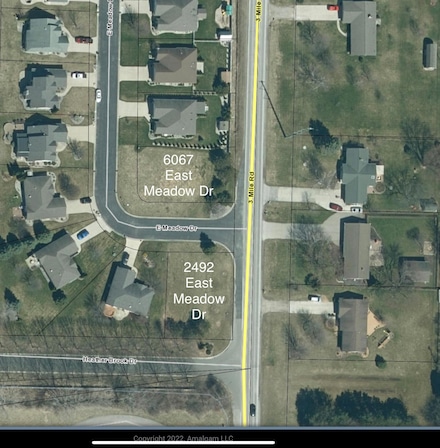 2492 E Meadow Dr, Bay City, MI 48706