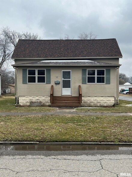 211 W Raymond St, Harrisburg, IL 62946