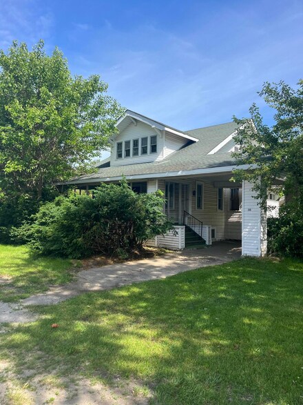 206 E Maple St, Medaryville, IN 47957