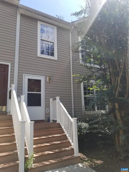 107 Hartford Ct, Charlottesville, VA 22902
