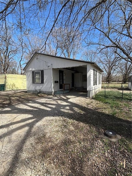 211 N 12th St, Parsons, KS 67357
