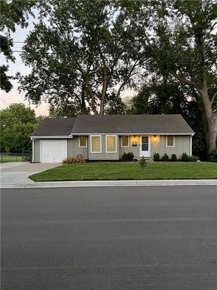 5535 Goddard St, Shawnee, KS 66203