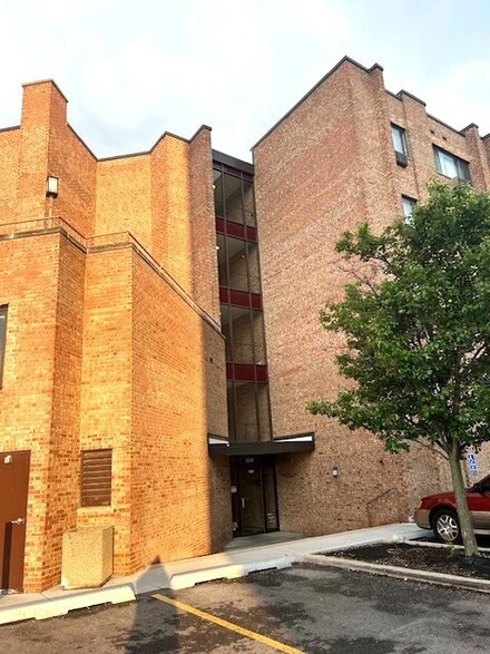 5348 N Cumberland Ave Unit 204, Chicago, IL 60656