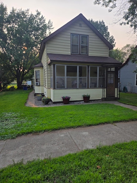 725 7th St NE, Little Falls, MN 56345